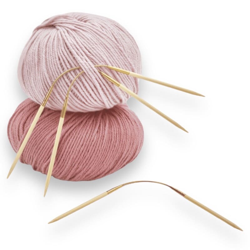 Zwei rosa Wollknäuel mit runden Stricknadeln von Addi 560-2 CraSyTrio Bamboo