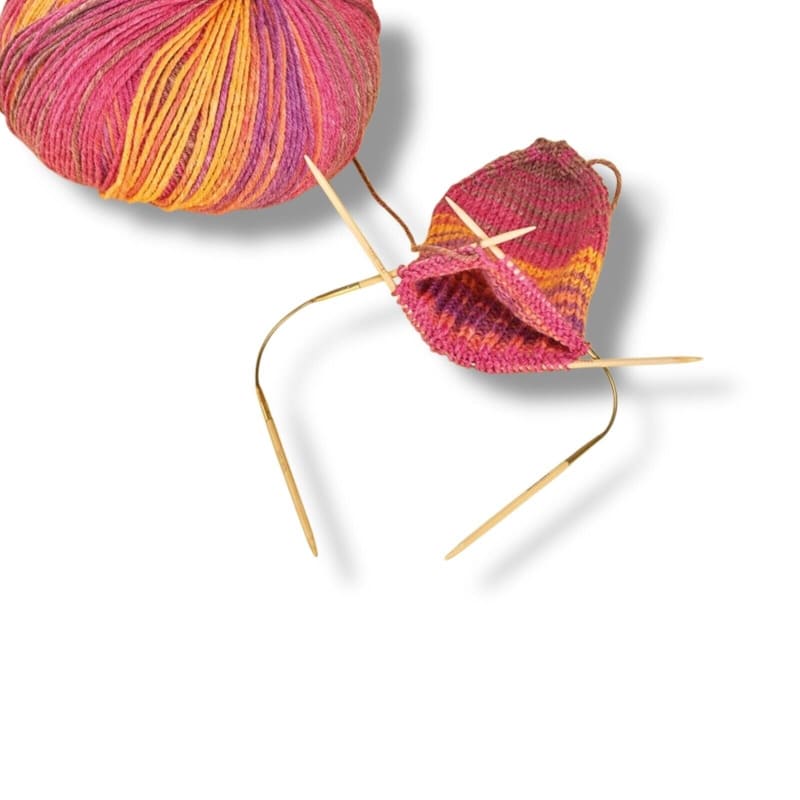 Buntes Strickprojekt mit Addi 560-2 CraSyTrio Bamboo Stricknadeln und Wolle