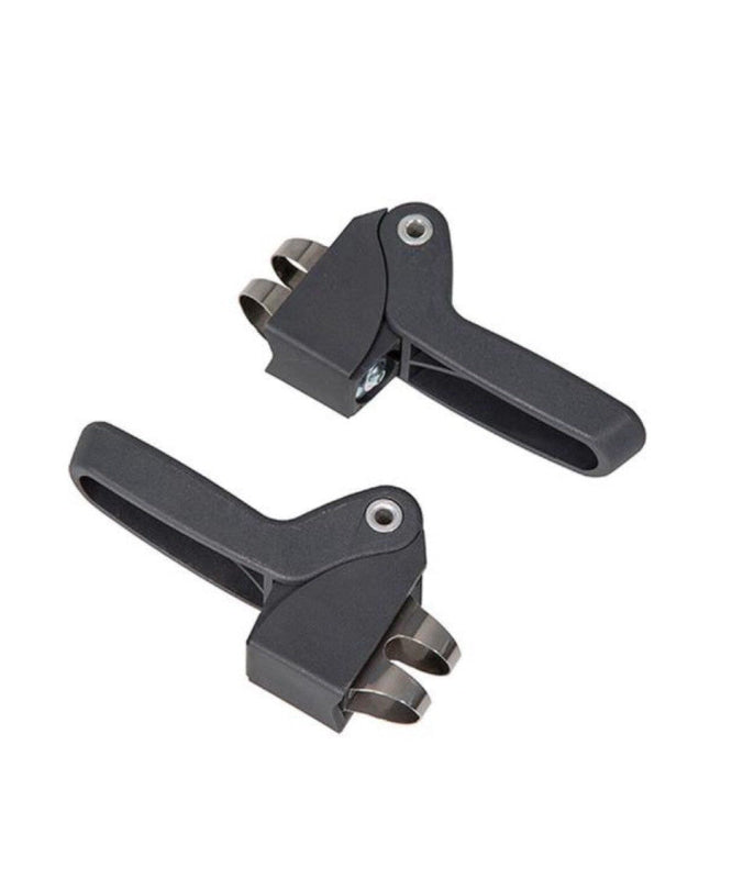 Zwei schwarze Schnellverschlussklemmen mit Metallhaken für Qibbel Junior 6+ Gepäckträger