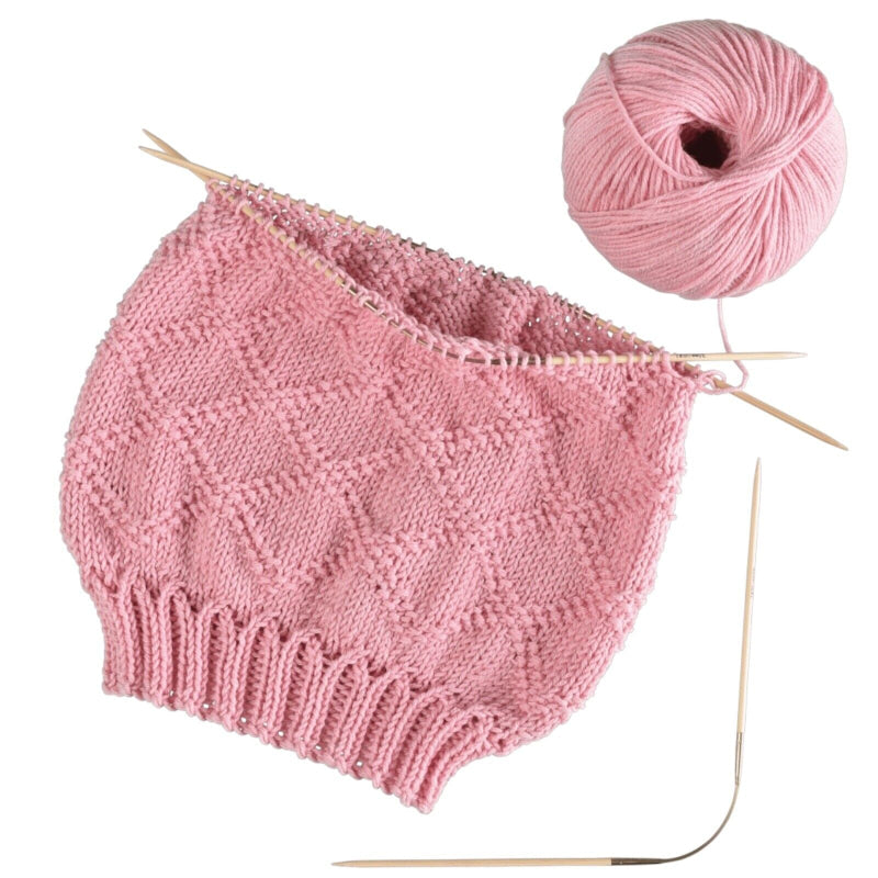Pink gestrickter Pullover mit Wolle und Nadeln für addi Crasy Trio Socken