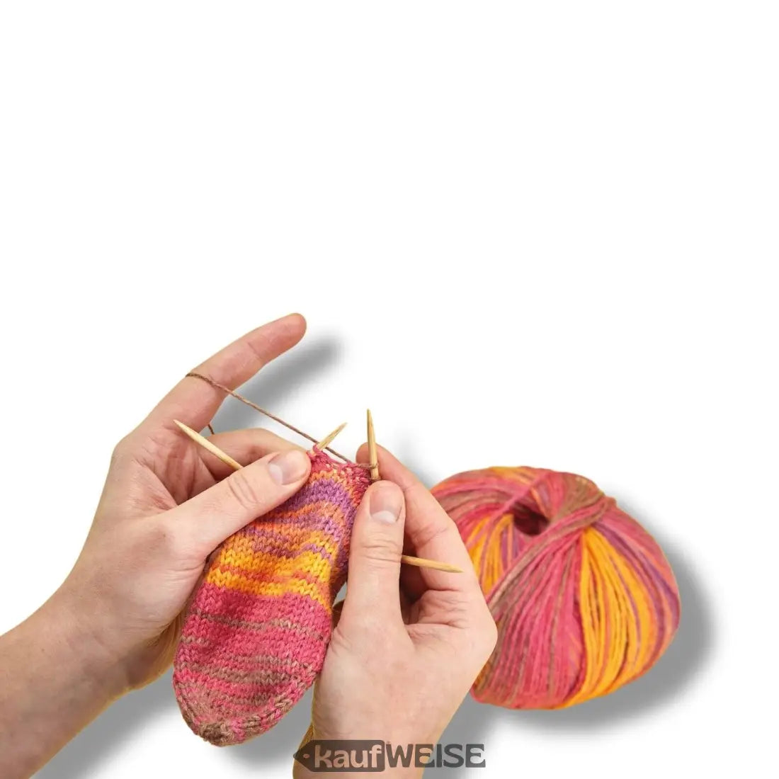 Bunte handgestrickte Socke aus dem Addi CraSyTrio 24cm Bambus-Nadelset