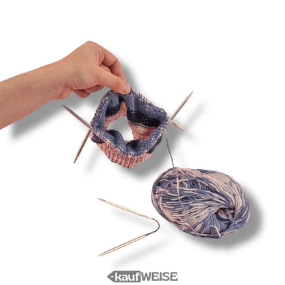 Knitting project mit Addi CraSy Trio Set und buntem Garn und Nadeln