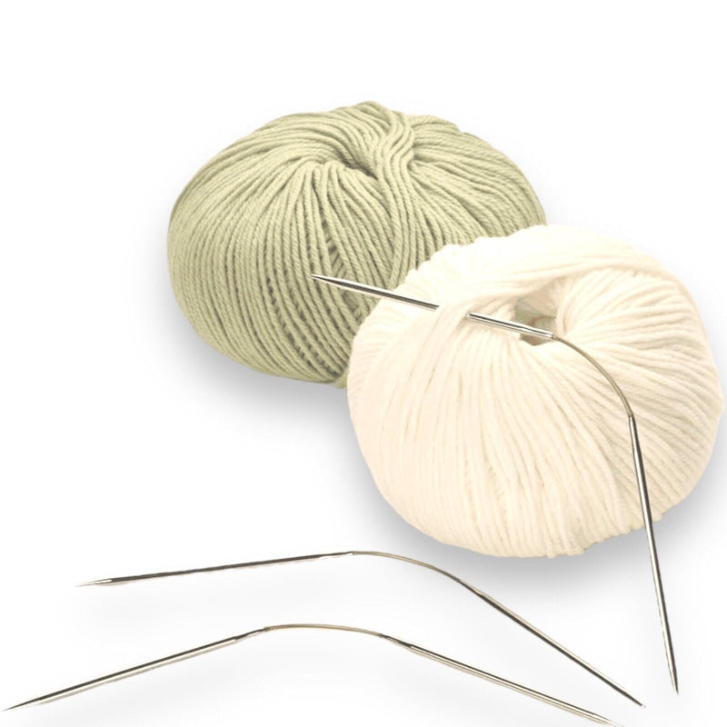 Bunte Wollkugeln und Stricknadeln im addi CraSy Trio Set für Sockenstricken