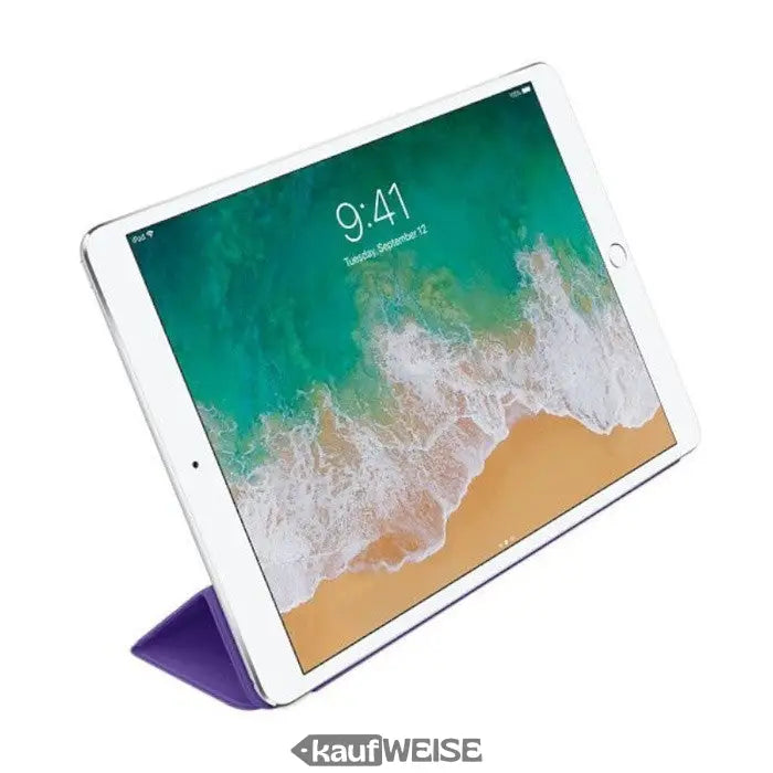 Weißes iPad mit violetter Smart Cover zeigt eine Ozeanszene, perfekt für dein Apple iPad Pro 10.5