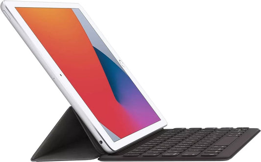 Silbernes Tablet mit schwarzer Keyboard-Folio-Hülle für Apple iPad Smart Keyboard