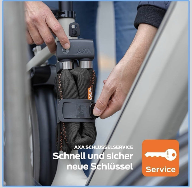 Person befestigt das AXA Faltschloss 1000 am Fahrradrahmen in Schwarz