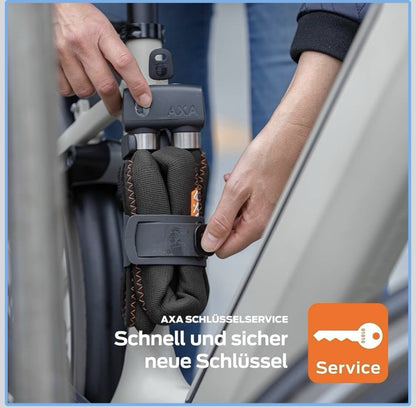 Person befestigt das AXA Faltschloss 1000 am Fahrradrahmen in Schwarz