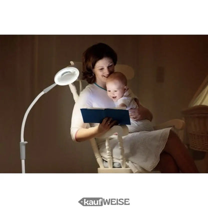 Mutter liest Baby unter beleuchteter Daylight Magnificent Pro Stand Stehlampe