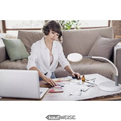 Verstellbare LED-Schreibtischlampe bei Daylight Magnificent Pro mit 13cm Lupe