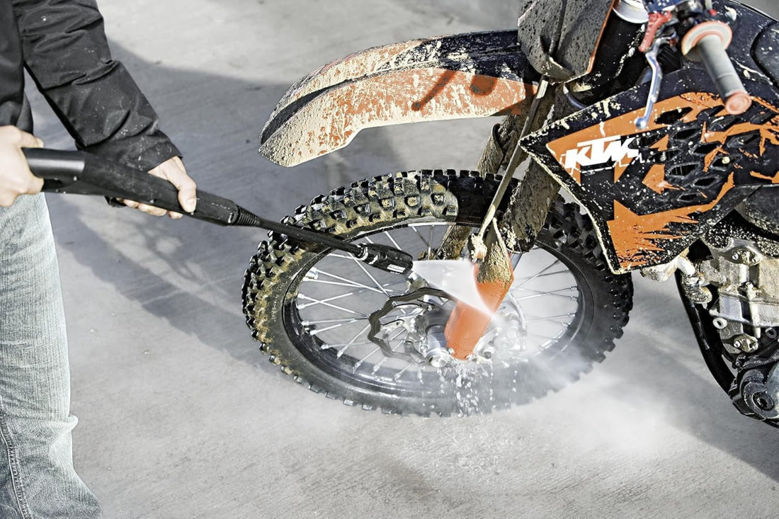 Orange-schwarzes Motocross-Bike mit Schlammspatzen, gereinigt mit Kärcher Vario-Power