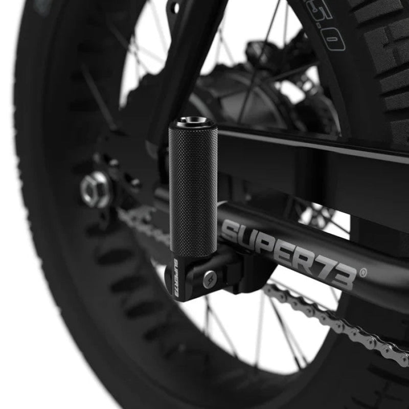 Schwarze Fahrradfußrasten am Rahmen vom Original Super73 Klappbar Double Up