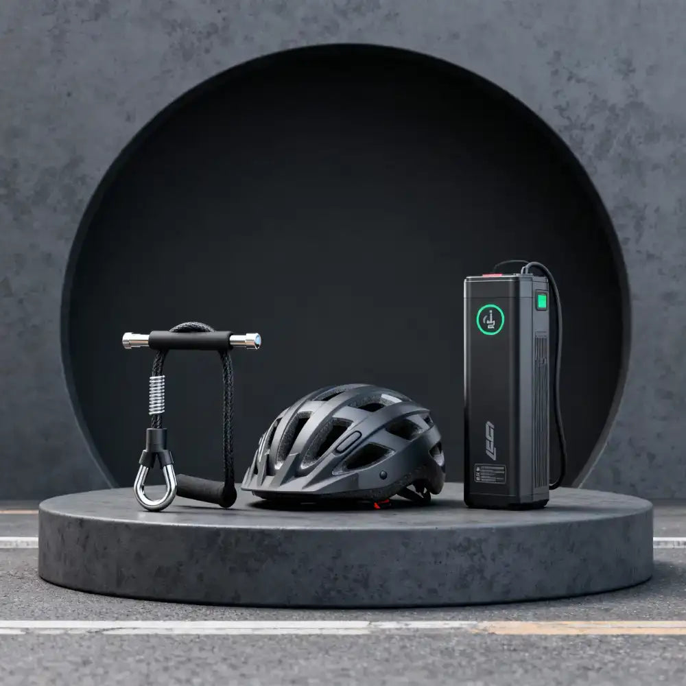 Schwarzer Helm mit integriertem Visier und Belüftungslöchern, wahrscheinlich aus robustem Kunststoff oder Verbundmaterial gefertigt.